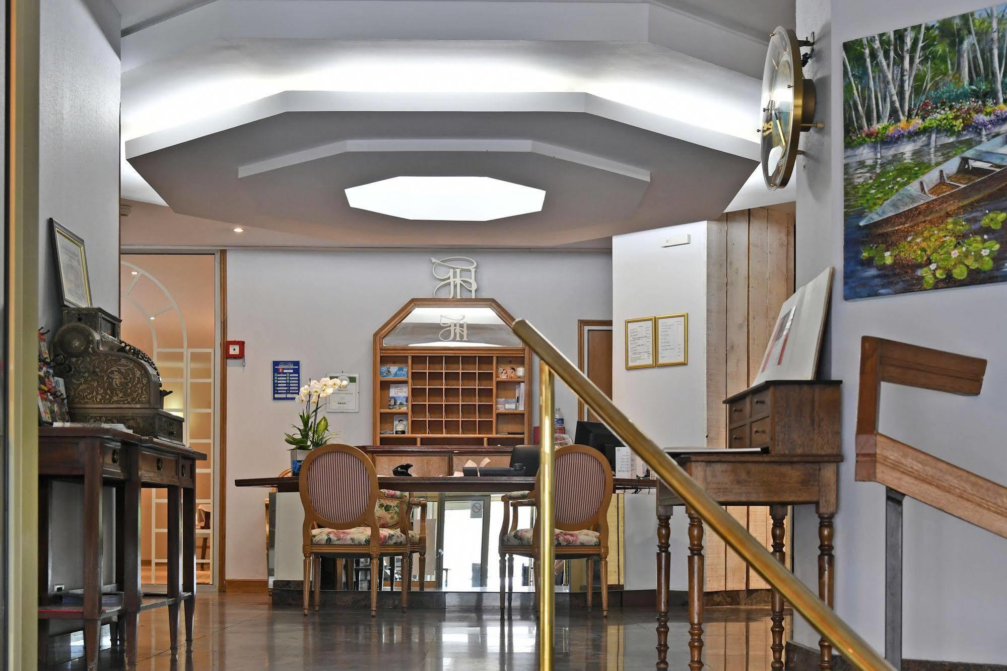 Le Grand Hotel Saint-Quentin  Bagian luar foto