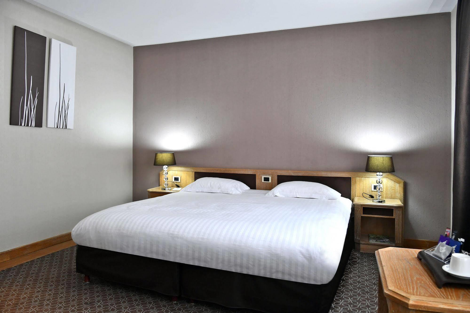 Le Grand Hotel Saint-Quentin  Bagian luar foto