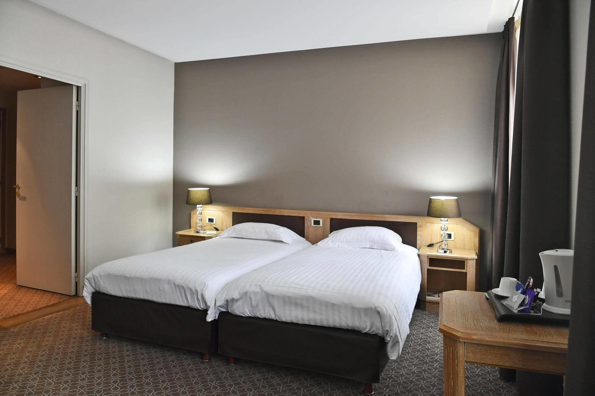 Le Grand Hotel Saint-Quentin  Bagian luar foto